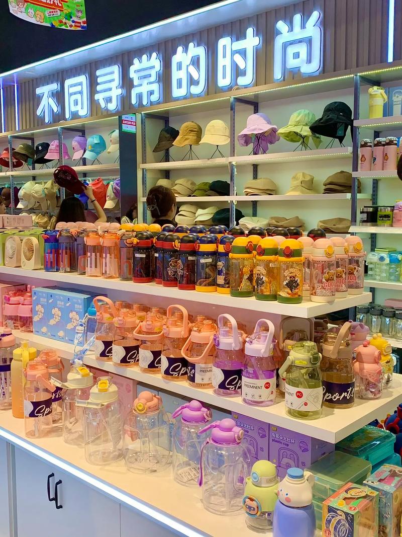 义乌小商品集合店落户滨江道，医用帖剂热销中